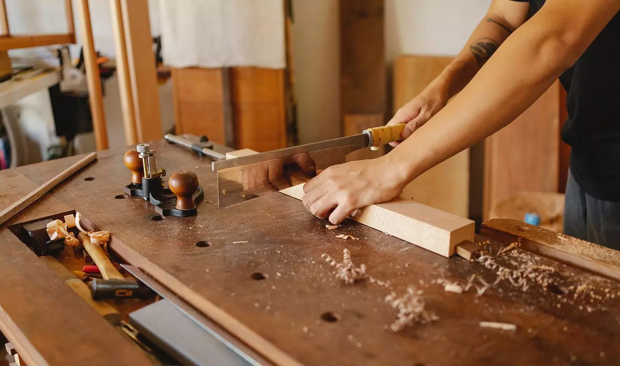 carpintero cortando Muebles a medida Guadalajara